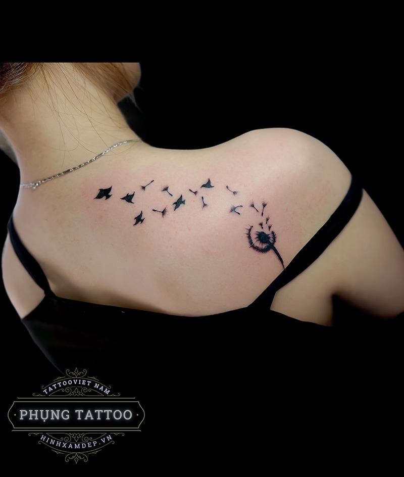 Hình xăm bồ công anh ở vai nữ