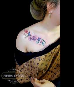 Hình xăm hoa văn ở sương đòn vai nữ